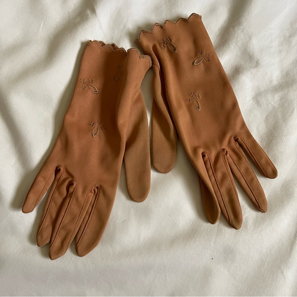 Vintage Made in Italy Women's Scalloped-Edge Gloves in Tan Classic Size 6.5